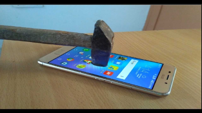 Proteksi Gorilla Glass Pada Ponsel ASUS. Dok:Capture Youtube