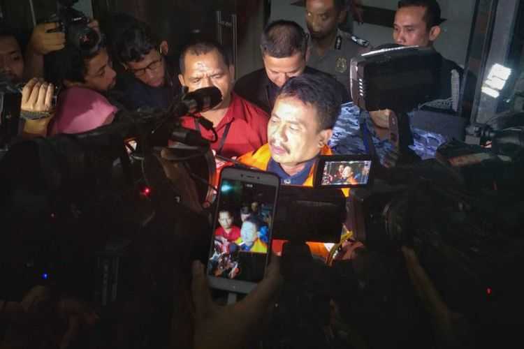Bupati Jombang Nyono Suharli Wihandoko usai menjalani pemeriksaan di gedung KPK, Minggu (4/2/2018).