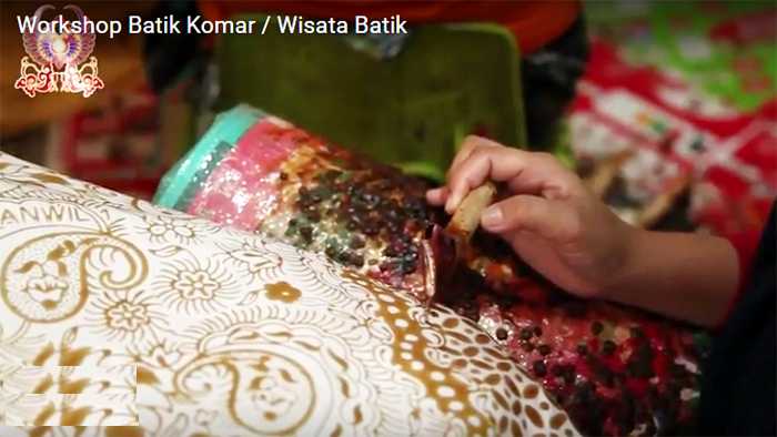 Proses membatik. (Foto: screenshot video Rumah Batik Komar)