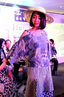 Seorang model memamerkan busana batik yang modis. (Foto: Gapey Sandy)