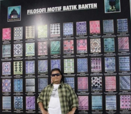 Pengunjung galeri Batik Banten di Cipocok, Serang, Banten tengah berpose dengan latarbelakang info motif batik Banten. (Foto: Gapey Sandy)