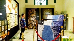 Seorang pengunjung tengah menyaksikan sejumlah karya batik Nusantara yang dipamerkan di Jakarta belum lama ini. (Foto: Gapey Sandy)