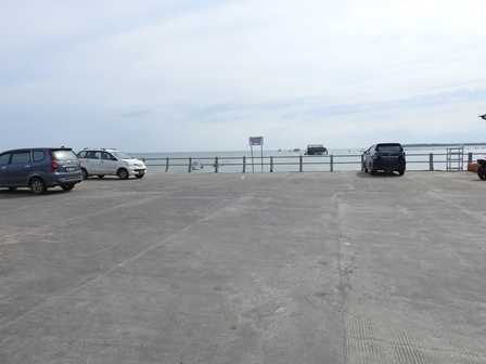 Mobil carteran menanti penumpang di Tanjung Batu (Dokpri)