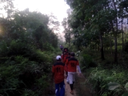 Para peserta lomba lintas alam melalui rute pendakian Gunung Maras (dokpri)