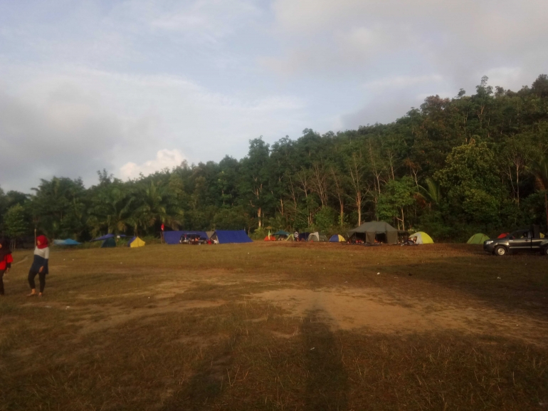 Lapangan sepakbola Buhir dijadikan tempat bermalam peserta lomba lintas alam (dokpri)