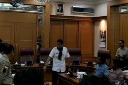 Wakil Gubernur DKI Jakarta Sandiaga Uno menemui sopir angkot Tanah Abang yang datang ke Balai Kota, Jalan Medan Merdeka Selatan, Rabu (31/1/2018). 