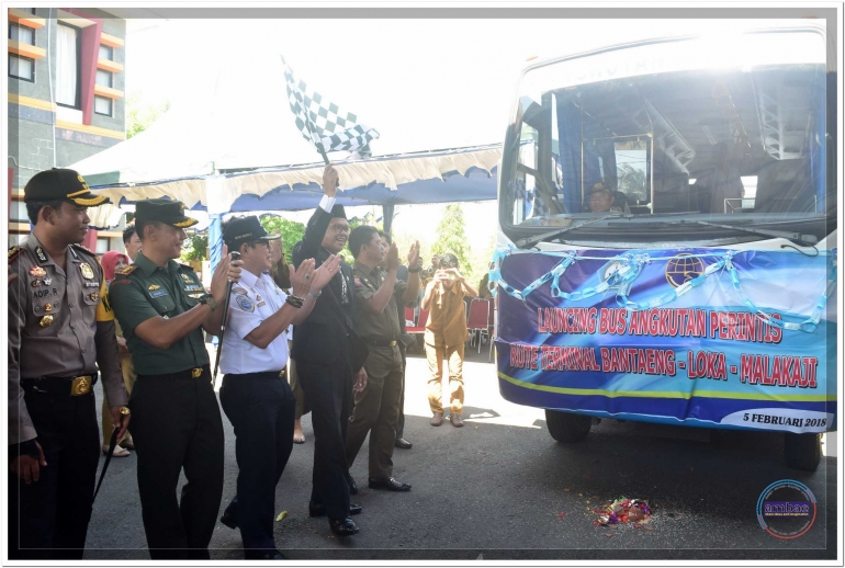 Bupati kibarkan bendera start saat launching Angkutan Perintis Bus Damri di Pantai Marina Bantaeng (05/02/18).
