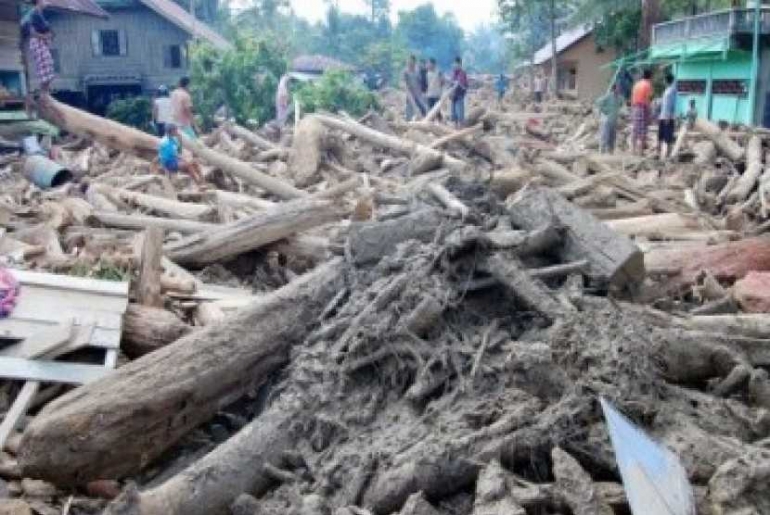 Ilustrasi: Warga melihat kayu gelondongan ilegal yang berserakan setelah hanyut dibawa banjir bandang di Kecamatan Tangse, Kabupaten Pidie, Aceh, Senin (14/3). Perambahan hutan secara membabi buta sejak lima tahun belakangan ini menyebabkan perkampungan di bawah pegunungan (Sumber: republika.co.id/Antara).