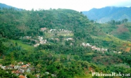 Ilustrasi: Lereng-lereng di Kawasan Puncak yang jadi permukiman (Sumber: pikiran-rakyat.com)