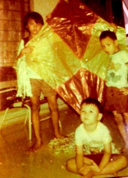 Anak-anak saya waktu kecil bersama layang-layang buatan sendiri. Dokumentasi pribadi