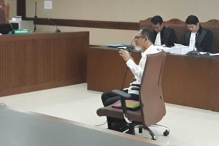 Mantan Kepala Biro Perencanaan dan Organisasi Bakamla, Nofel Hasan, duduk di kursi terdakwa di Pengadilan Tipikor Jakarta, Rabu (7/2/2018).