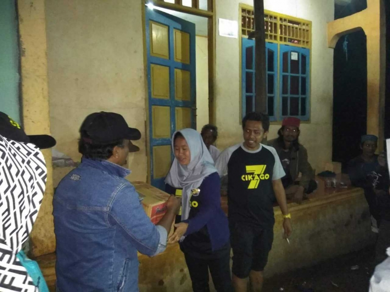 Foto : Cikago7 dan tim Sahaja saat memberikan bantuan