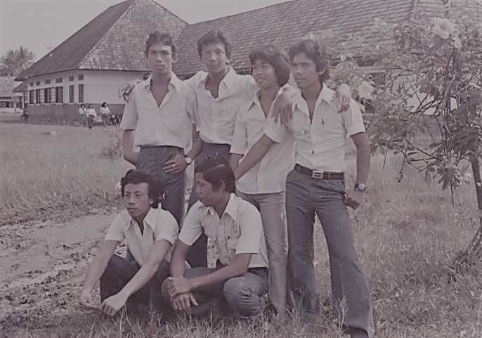 (Keterangan Photo: Gaya anak SMA di Era 1980 di Kota Lhokseumawe, Aceh / Photo by: Rendra Tris Surya)