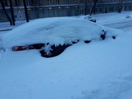 Lihat itu nasib mobil yang parkir di pinggir jalan di Moskow saat musim dingin, 3 Februari 2018. Foto: Syaripudin Zuhri.