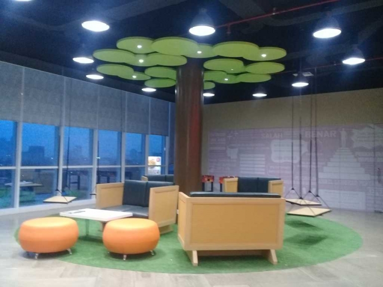 Beberapa tahun belakangan ini, pertumbuhan co-working space alias ruang kerja bersama meningkat di beberapa daerah di Indonesia. Salah satunya adalah Dynamic Youth Lounge, yang terletak di K-Link Tower, Jakarta. (dok.windhu) 