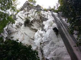 Puncak Bukit Berwarna Putih Dilihat dari Kaki Bukit (Dokpri)