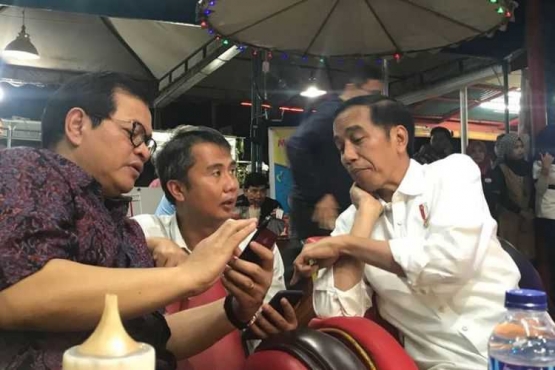 Jokowi, saat di cafe Mie rebus I Sumber Illustrasi : Kompas.com