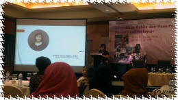 Ibu Atnike Sigiro dalam keynote speaker mengungkapkan telah terjadinya pengabaian terhadap perempuan nelayan di Indonesa. (foto:dokpri)