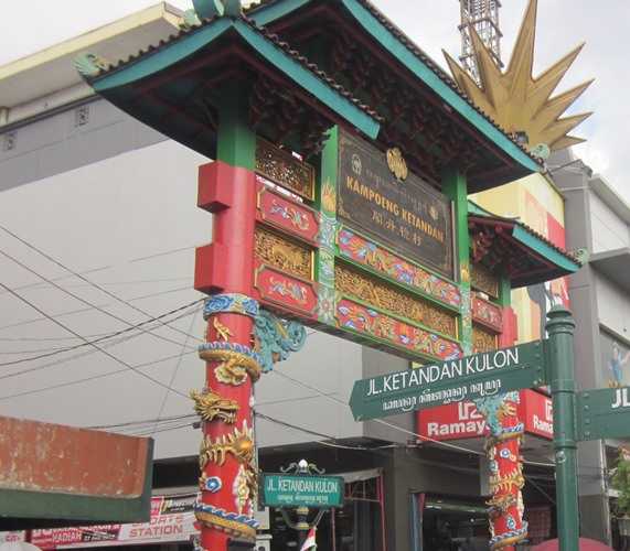 Gapura diantara toko-toko di Jalan Malioboro (Foto:Ko In)