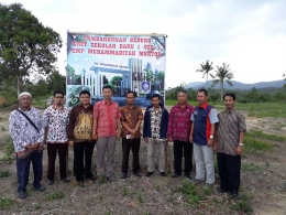 Tim Verifikasi direktorat pembinaan SMP Kemdikbud RI foto bersama di lahap SMP Muhammadiyah Muntok (dokumentasi pribadi)