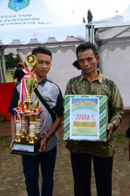 Ating (kanan), pemilik durian si honje juara I kontes durian tingkat Kabupaten Pandeglang. (Foto: Imam Wiguna)