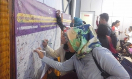 Pengguna KRL di Stasiun Tanah Abang menandatangani petisi untuk mendorong pengesahan RUU Penghapusan Kekerasan Seksual. Foto Setiyo