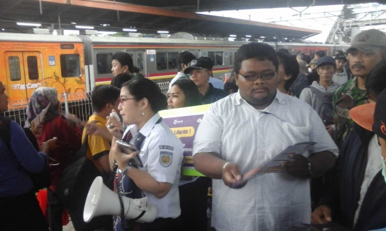 Vice President Corporate Communications PT KCI, Eva Chairunisa dan Juru Bicara KRLMania, Fiyandoro saat kampanye di Stasiun Tanah Abang. Foto Setiyo