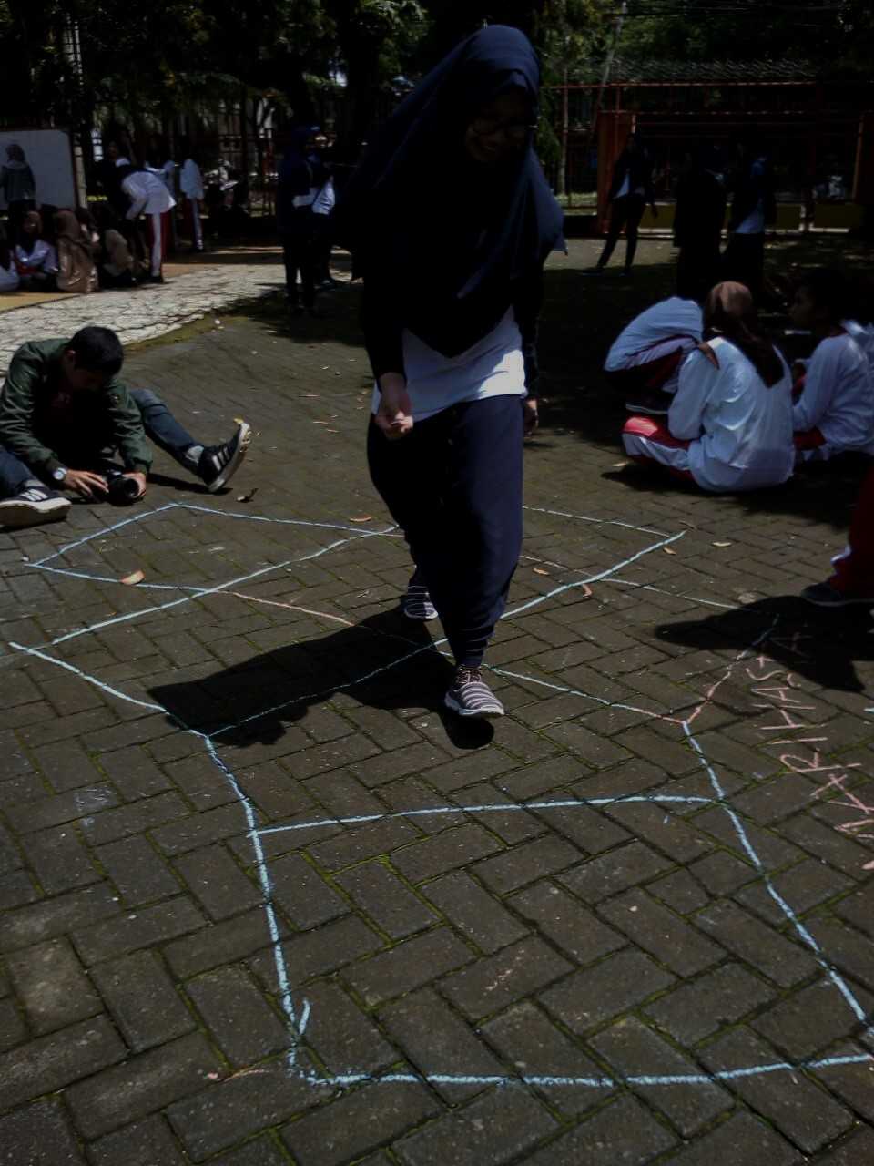 Saat Kakak Komunitas Dulinan Mencontohkan Engklek kepada Siswa siswi SMAN 8 Malang. Dok pribadi