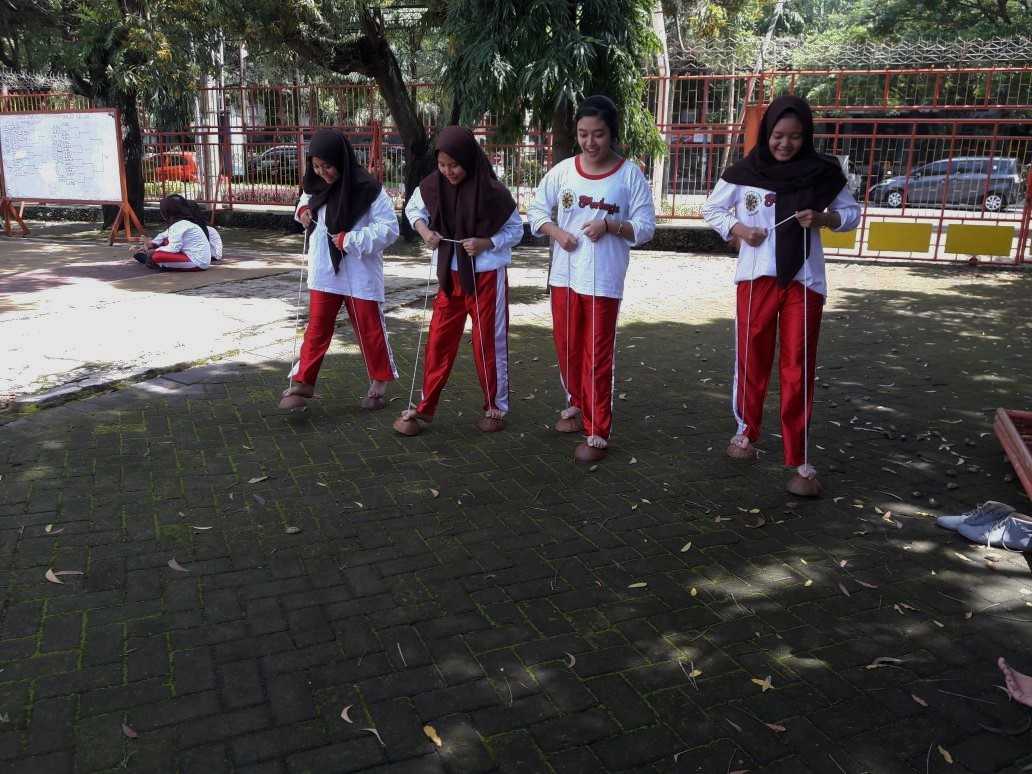 Adik-adik SMAN 8 Malang Asyik Bermain Egrang Bathok. Dok pribadi