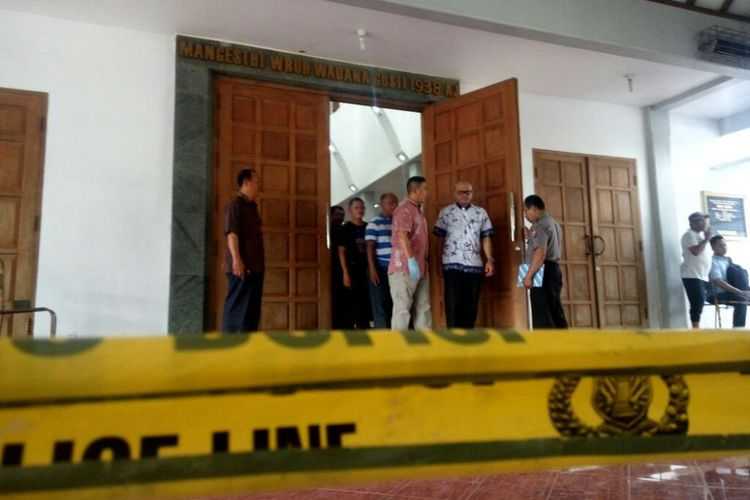 Gereja Santa Lidwina Bedog Desa Trihanggo, Kecamatan Gamping di pasang garis polisi, Minggu (11/2/2018).