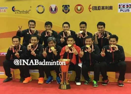 Tim Indonesia bersama piala Kejuaraan Beregu Asia 2018. (Foto: PBSI)