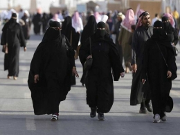 Wanita Saudi diwajibkan menggunakan Abaya jika berada di tempat umum. Photo: www.brecorder.com