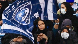 Wanita Saudi sudah diperbolehkan menonton pertandingan sepakbola di stadiun. Photo: AFP