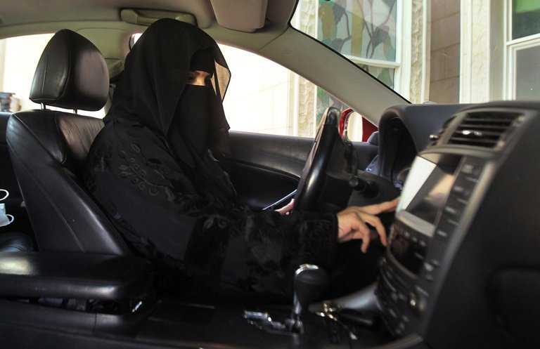 Dalam waktu dekat wanita Saudi diperbolehkan mengendarai mobil. Photo: static01.nyt.com