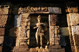 Relief Laki-laki Terpahat pada Dinding Candi Induk (Photo credit: Dian Pradita)