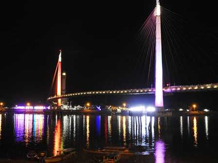 Warna Warni Jembatan di Malam Hari (Dokpri)