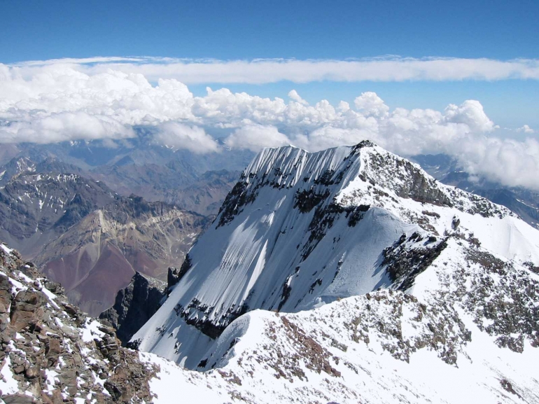 Salju di puncak Gunung Jaya Wijaya, Papua. Sumber: Vebma.com