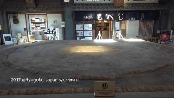 Duplikat ring SUMO, di tempat turis yang dikelilingi kuliner dan suvenir2 Jepang. Dokumen pribadi