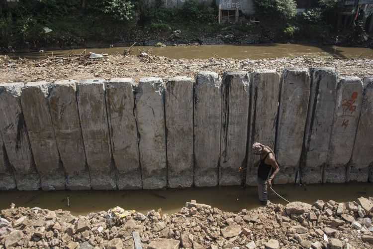 Pekerja menyelesaikan pemasangan turap untuk normalisasi kali Ciliwung kawasan Bukit Duri, Jakarta, Senin (31/7/2017). Balai Besar Sungai Ciliwung Cisadane (BBWSCC) memulai memasang tiang pancang atau sheet pile sepanjang sepanjang 700 meter di kawasan tersebut sebagai lanjutan proyek normalisasi Ciliwung dan ditargetkan akan selesai dalam beberapa pekan. ANTARA FOTO/Aprillio Akbar/aww/17.