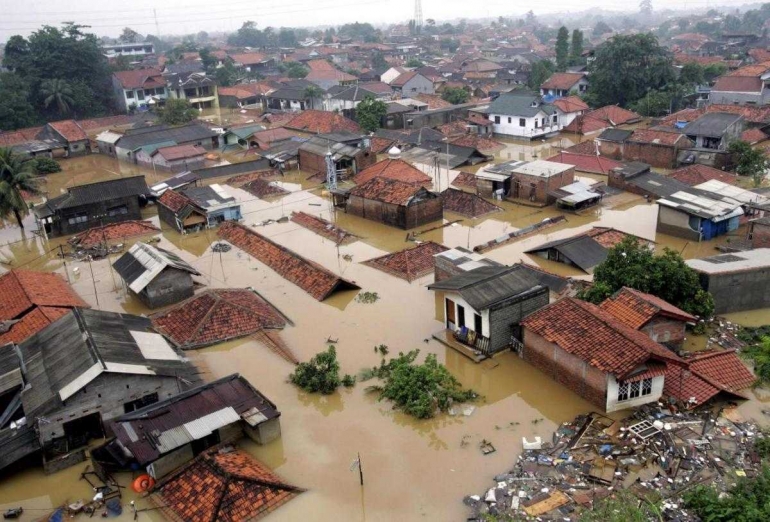 Pengeboran dan penyedotan air tanah ilegal menajdikan Jakarta rawan banjir dan kekurangan air minum. Photo:s3.reutersmedia.net 