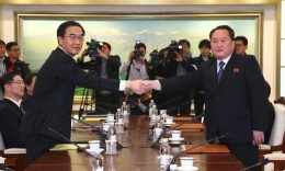 Kesepakatan antara wakil dari Korea Utara dan Korea Selatan perihal Olimpiade Musim Dingin (sumber: The Guardian)