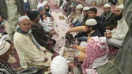 Jamaah Berbagi Makanan dan Minuman di Masjid Nabawi (dok. pribadi 29/1/2018)