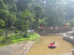 Berperahu karet di Sungai Cikapundung/Foto: Irvan Syafari.