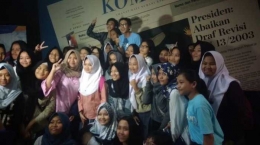 Iqbal pemeran Dilan foto bersama para penggemarnya di kantor Kompas Gramedia, Kota Bandung, Rabu malam (3/1/2018). (TRIBUN JABAR/PUTRI PUSPITA NILAWATI)