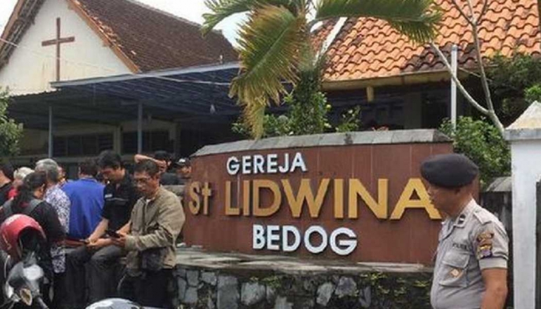 Petugas tengah mendatangi TKP di Gereja St Lidwina, Bedog, Yogyakarta. Foto | Hariankota.com