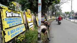 Karangan bunga dukacita untuk korban tanjakan Emen di Kantor Kelurahan Pisangan, Tangsel. (Foto: Gapey Sandy)