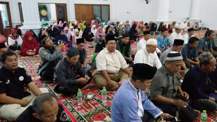 Doa dan Tahlil Akbar untuk korban tanjakan Emen di Masjid Nurul Iman, Legoso, Pisangan, Tangsel, pada Selasa, 13 Februari 2018. (Foto: Gapey Sandy)