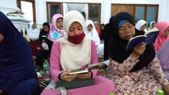 Pembacaan Surat Yaasin dan dzikir tahlil. (Foto: Gapey Sandy)