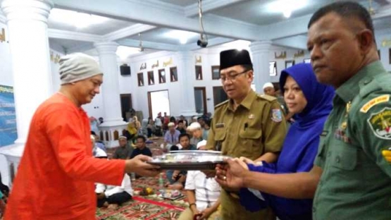 Penyerahan santunan kepada para korban, secara simbolis dari Dik Doank kepada pengurus KSP Permata didampingi Lurah Pisangan. (Foto: Gapey Sandy)