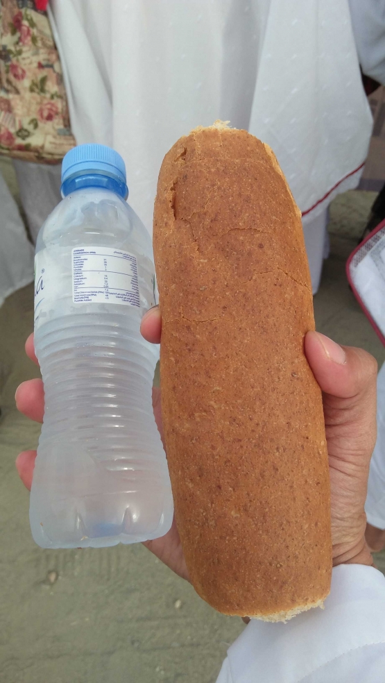 Sepotong roti dan sebotol AMDK sedekah dari warga Makkah yang lewat kepada saya (dok. pribadi 1/2/2018)